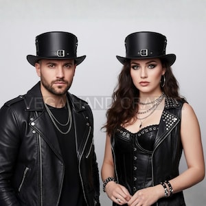 Peut inclure: Deux personnes portant des chapeaux hauts en cuir noir assortis avec des boucles et des sangles argentées. Ils portent également des vestes et accessoires en cuir noir. Les chapeaux ont une forme de chapeau haut de forme classique.