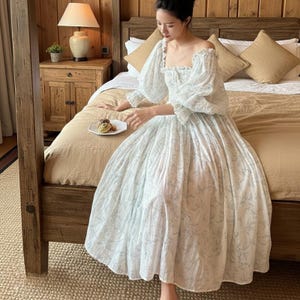 Victoriaanse nachtjapon met bloemenfeeën, gesmokte cottagecore-slaapjurk, katoenen loungekleding met lange pofmouwen