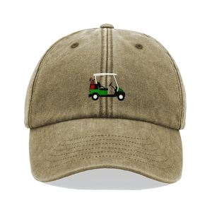 Könnte beinhalten: Khaki-farbene Baseballkappe mit einem gestickten Golfcart-Design. Der Golfwagen ist grün mit weißem Dach und schwarzen Rädern. Er hat eine Golftasche mit roten und schwarzen Schlägern.