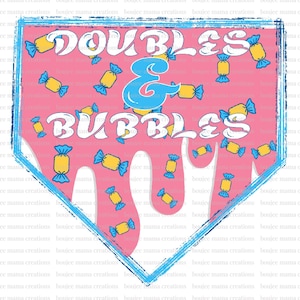 Puede incluir: Diseño gráfico rosa y azul con las palabras "DOUBLES & BUBBLES" en blanco y azul. El diseño, con forma de base de béisbol, presenta ilustraciones de caramelos.