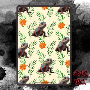 Puede incluir: Un diseño repetitivo con iguanas azules y rojas, flores naranjas y hojas verdes sobre un fondo crema. El diseño se repite en toda la superficie. El texto "CAGE INC." es visible en la esquina inferior derecha.