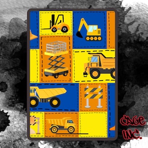 Könnte beinhalten: Eine farbenfrohe Decke mit Bau-Thema, die verschiedene gelbe Baufahrzeuge auf blauen und gelben Quadraten zeigt. Das Design umfasst einen Gabelstapler, einen Bagger, Muldenkipper und einen Scherenhubwagen. Der Hintergrund ist ein schwarz-weiß Aquarell.