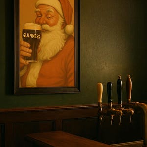 Pu&ograve; includere: In un bar, un dipinto incorniciato di Babbo Natale con una pinta di Guinness. Il dipinto &egrave; sopra un bancone di legno con rubinetti della birra. Babbo Natale indossa un abito e un cappello rossi, con un bicchiere di birra scura.