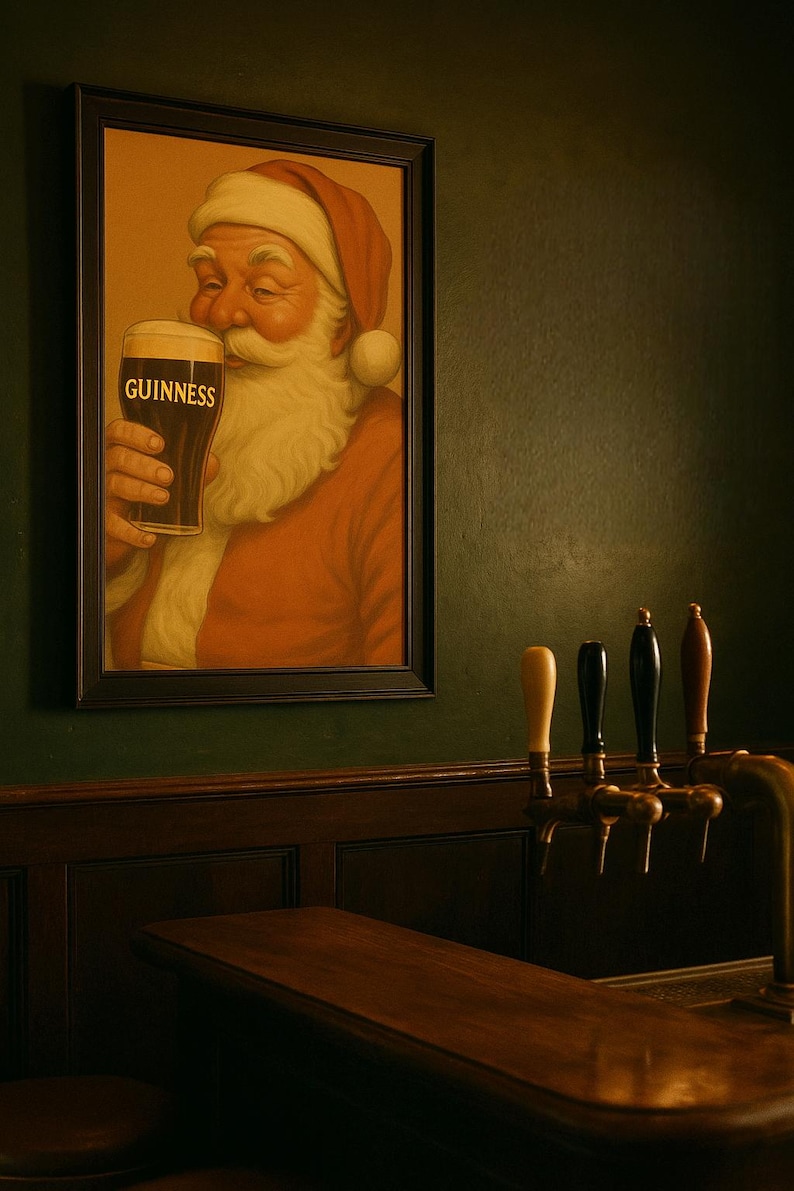 Pu&ograve; includere: In un bar, un dipinto incorniciato di Babbo Natale con una pinta di Guinness. Il dipinto &egrave; sopra un bancone di legno con rubinetti della birra. Babbo Natale indossa un abito e un cappello rossi, con un bicchiere di birra scura.