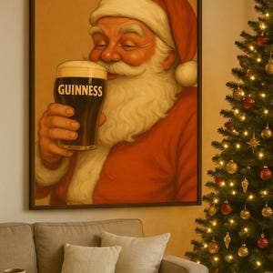 Pu&ograve; includere: Una stampa incorniciata raffigura Babbo Natale che si gode una pinta di Guinness. Babbo Natale indossa un abito e un cappello rossi con finiture bianche e ha una lunga barba bianca. Il bicchiere di Guinness &egrave; scuro con una testa cremosa. Un albero di Natale &egrave; sullo sfondo.