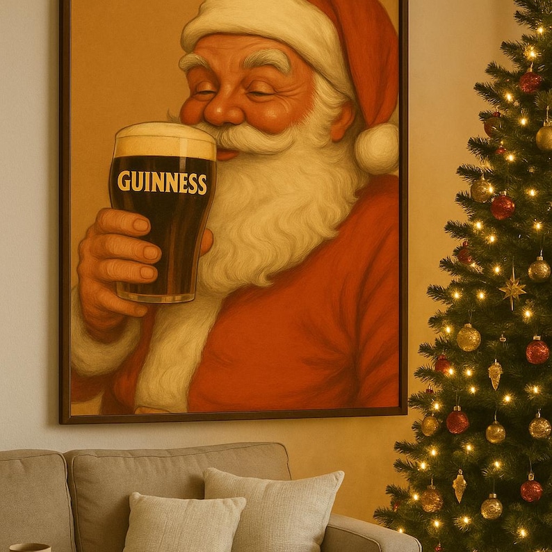 Pu&ograve; includere: Una stampa incorniciata raffigura Babbo Natale che si gode una pinta di Guinness. Babbo Natale indossa un abito e un cappello rossi con finiture bianche e ha una lunga barba bianca. Il bicchiere di Guinness &egrave; scuro con una testa cremosa. Un albero di Natale &egrave; sullo sfondo.