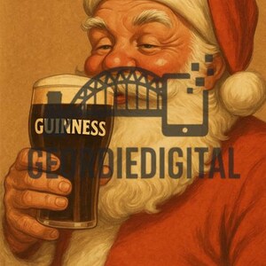 Pu&ograve; includere: Illustrazione di Babbo Natale con una pinta di Guinness. Babbo Natale indossa un abito e un cappello rossi con finiture bianche. Il bicchiere di Guinness ha il nome del marchio. Lo sfondo &egrave; di un tono caldo e neutro.