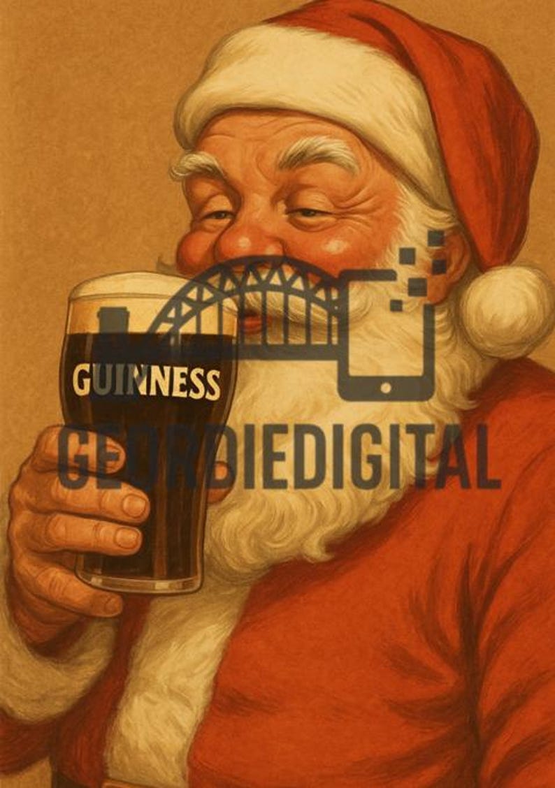 Pu&ograve; includere: Illustrazione di Babbo Natale con una pinta di Guinness. Babbo Natale indossa un abito e un cappello rossi con finiture bianche. Il bicchiere di Guinness ha il nome del marchio. Lo sfondo &egrave; di un tono caldo e neutro.