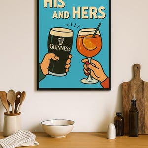Puede incluir: Un estampado enmarcado con fondo azul presenta las palabras "HIS AND HERS" en texto color crema. La ilustración muestra dos manos sosteniendo bebidas: una Guinness y un cóctel de naranja. El vaso de Guinness es negro y el vaso de cóctel es transparente.