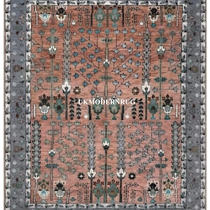 Puede incluir: Una alfombra rectangular con un diseño central en tonos coral y turquesa, enmarcada por un borde gris. La alfombra presenta un patrón repetitivo de árboles estilizados y motivos florales, creando una estética tradicional. El texto "UKMODERNRUG" es visible.