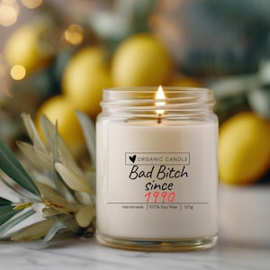 Bad Bitch since 1990 – Statement candle in a glass jar | 120ml soy wax | Funny gift for women | Handmade & customizable saying candle