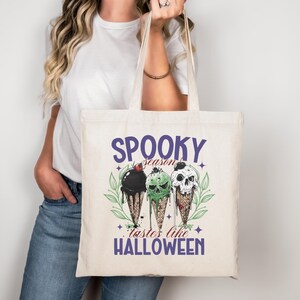 Spooky Season smakar som Halloween-väska – bomullstygkasse med glassmotiv | Halloweentygkasse i beige, svart, rosa | Stryktransfer valfritt