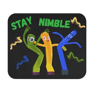 Può includere: Un tappetino per mouse nero con tre ballerini gonfiabili dei cartoni animati in verde, giallo e blu, con le parole "STAY NIMBLE" in verde. I ballerini gonfiabili hanno occhi a palla e stanno ballando. Il tappetino per mouse è rettangolare con angoli arrotondati.