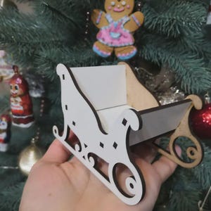 White Wooden Christmas Sleigh – Mini Decorative Sled for Holiday Table Centerpiece, Festive Display & Winter Home Decor – 11×7×7 cm