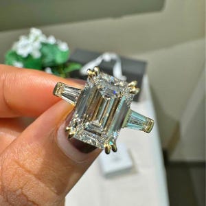 Smaragd 4.10 Karat E / VVS2 Im Labor gewachsener Diamantring mit Baguette-Seitensteinen, Verlobungsring mit drei Steinen, maßgefertigt IGI-zertifiziert