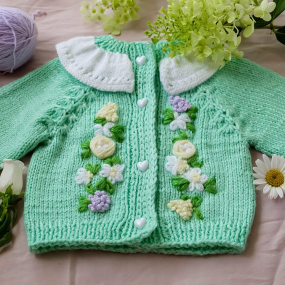 ミントグリーンのベビーニットカーディガン（0～3ヶ月） – 花柄刺繍 