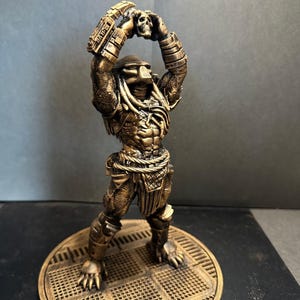 Predator statue ornament – resin alien hunter figure | sci‑fi movie collectible display