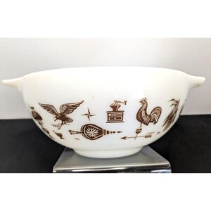 Pyrex Americana Cinderella Eagle Mix Bowl 442 1 1/2 Quart White Metallic Gold