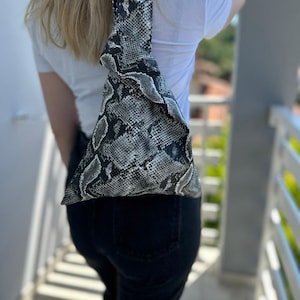 Tasje met knoop van imitatieleer met pythonprint | Handgemaakt polstasje | Japanse tas | Polstasje | Handgemaakt tasje