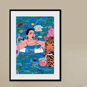 Può includere: Una stampa artistica incorniciata con un'illustrazione pop art. Raffigura una donna in una piscina con un galleggiante a forma di fenicottero, un leopardo e il testo "Relax Nothing Is Under Control". L'opera è in una cornice nera.