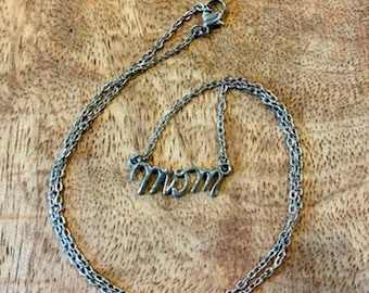 Collar con la inscripción "Mamá" hecha a mano, tono plateado, delicado regalo para mamá, 45 cm (18 pulgadas)