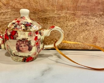 Adorno colgante vintage de Madison and Max con forma de tetera pequeña, de la colección victoriana navideña de chintz.