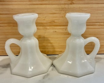 Par de candelabros octogonales de vidrio opalino con asa para los dedos, estilo colonial MCM LE Smith