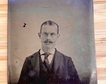 Antike Blechfotografie 1901 Mann mit Schnurrbart & Brille Portrait 6,5 cm