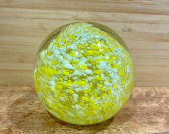 vintage des années 1980, confettis jaunes et blancs soufflés à la main, presse-papier en verre 2,5"