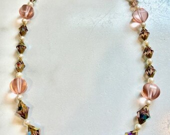 Collier toupie en cristal aurore boréale en verre rose vintage, perles synthétiques 22 po.