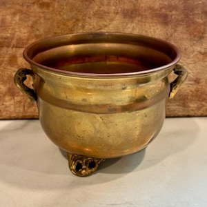 Vintage 3,25 Zoll (ca. 8,25 cm) großer Übertopf aus massivem Messing mit Füßen und Griffen, hergestellt in Indien