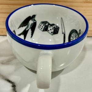 Taza de té blanca y azul con adivinación de la fortuna de Molly Hatch Fortuitous Anthropologie 2012 imagen 2
