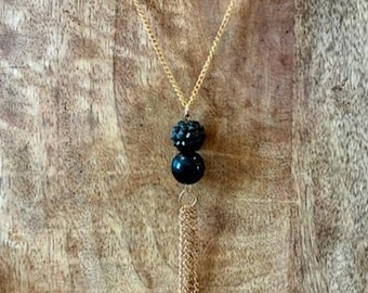 Collar colgante en forma de Y con cuentas Shamballa negras hecho a mano, cadena tono dorado y borla de 45,7 cm (18 pulgadas)