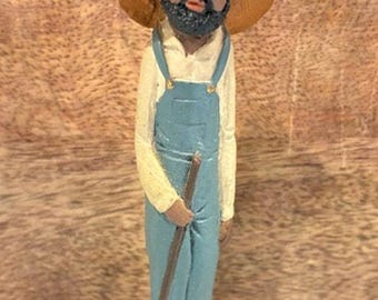 Figura delgada de granjero de arte popular afroamericano de John Pleasants, 1991, 4 pulgadas.