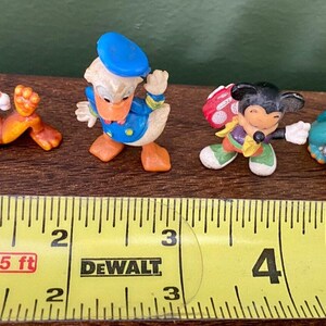 Lote de 4 figuras vintage de Disney Kinder Joy: Pluto, Pato Donald y Mickey Mouse imagen 6