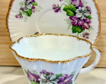 Taza y platillo de porcelana fina Salisbury England, estilo vintage de 1950, diseño de violetas de Devonshire, número 2241.