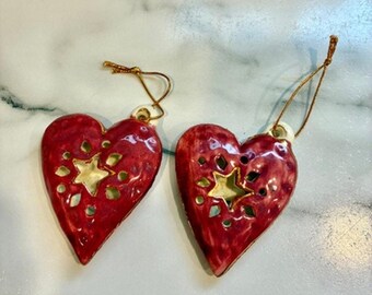 Par de 2 adornos colgantes de cerámica vintage de los años 90 con forma de corazón y recortes de estrellas.