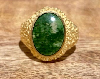 Anillo de sello vintage de jade nefrita MCM de la década de 1950 con bisutería