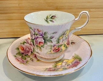 Juego de taza y platillo vintage MCM de los años 50 de Rosina Queens Cottage con diseño floral de rosas.