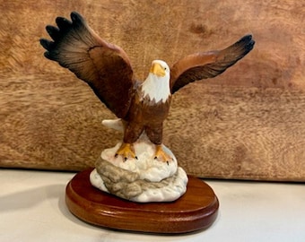Figura vintage de águila calva americana en miniatura de porcelana de los años 80 con base de madera, 7,6 cm de altura.