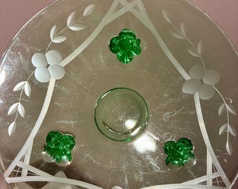 Assiette à gâteau ronde en verre creux en uranium, 3 pieds, vintage des années 1930, 8,5 po.