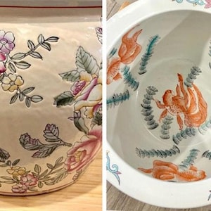 Könnte beinhalten: Ein zweiteiliges Set aus Keramikschalen. Die Außenseite der größeren Schale weist florale Muster in Rosa, Gelb und Grün auf. Die Innenschale hat orangefarbene Goldfische und grüne Seetangmuster. Der Rand hat ein Blumen- und Scroll-Design.