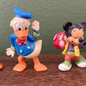 Lote de 4 figuras vintage de Disney Kinder Joy: Pluto, Pato Donald y Mickey Mouse imagen 1
