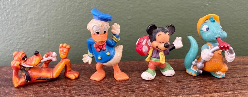 Lote de 4 figuras vintage de Disney Kinder Joy: Pluto, Pato Donald y Mickey Mouse imagen 1
