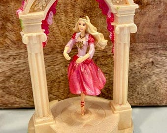 Adorno de Barbie de Hallmark de 2006 con 12 princesas bailarinas, movimiento mágico y sonido (funciona)