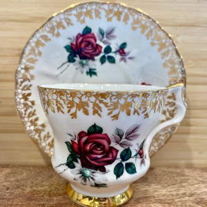 Royal Windsor England Teacup & Saucer Bone China Gold Trim Red Roses Vintage