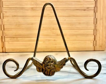Caballete de exhibición de fotos de mesa de latón vintage de los años 70 con motivo de ángel querubín ornamentado