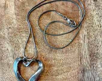 Collar con colgante de cinta en forma de corazón abierto estilo vintage, cadena de serpiente plateada de 19 pulgadas.