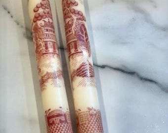 Set van 2 vintage MCM jaren 1950 rode oude spits toelopende wilgen kandelaars gemaakt in Denemarken 10"