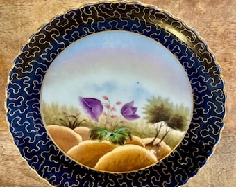 Plato de vitrina antiguo de porcelana alemana con diseño floral de vermicelli en cobalto y oro.